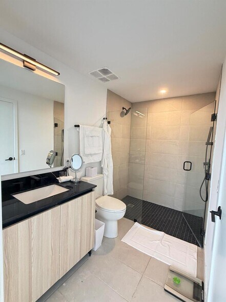 Building Photo - 225 N Miami Ave