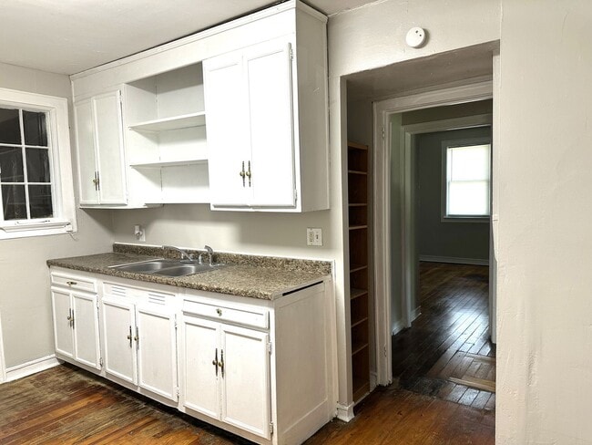 Building Photo - ONE LEVEL DUPLEX UNIT IN KINGSPORT NOW AVA...