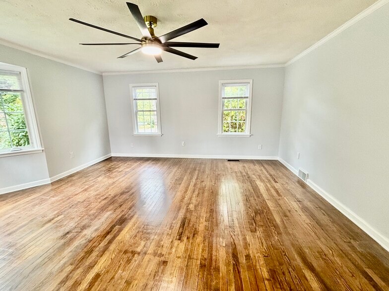 Building Photo - 3327 Alpine Dr