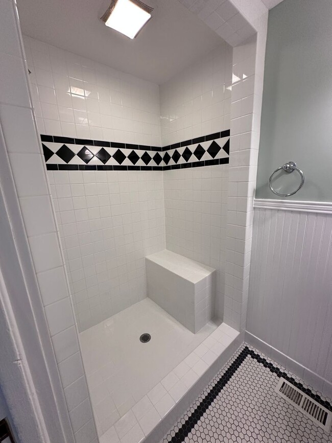 Building Photo - Stunning 1890 Eastlake Victorian | 5 Bedrooms | 2 Bathrooms | Flex Spaces | Steps from Old Town E...