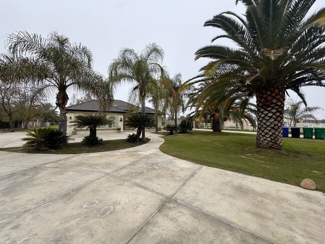Building Photo - Spacious home with a pool!