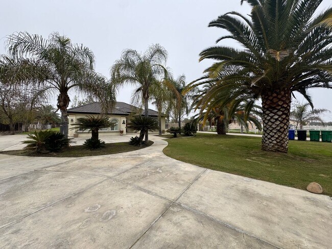 Building Photo - Spacious home with a pool! MOVE IN SPECIAL