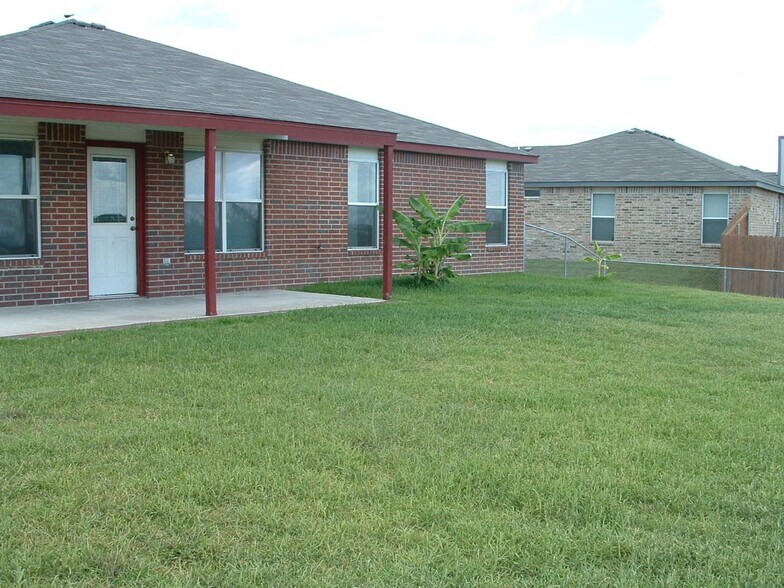 Building Photo - 3210 Viewcrest Dr