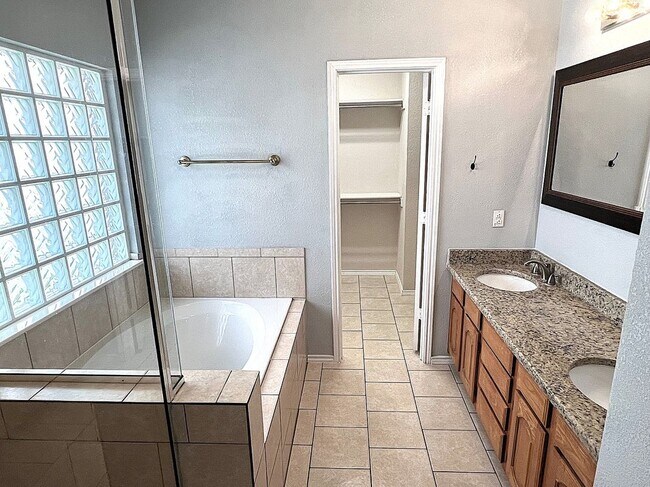 Building Photo - 525 Waterview Dr