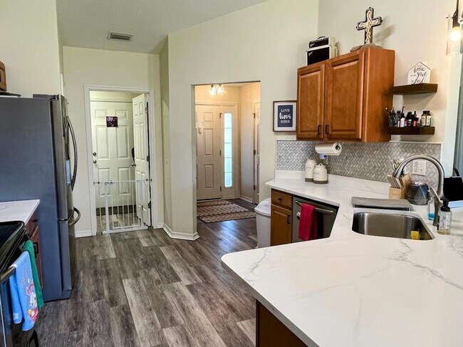 Building Photo - 33 Wheeling Ln