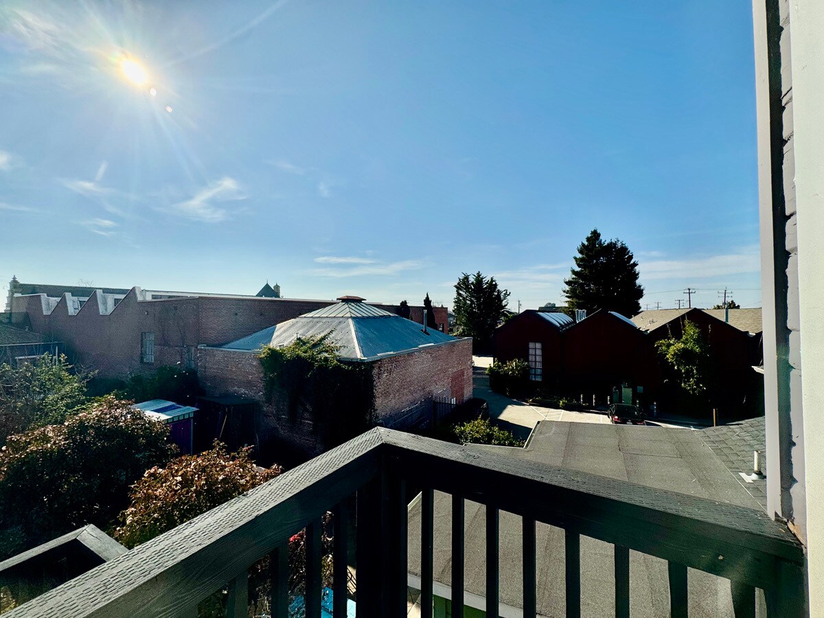 Building Photo - 695 30th St