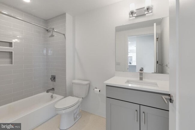 Building Photo - 304 Master St