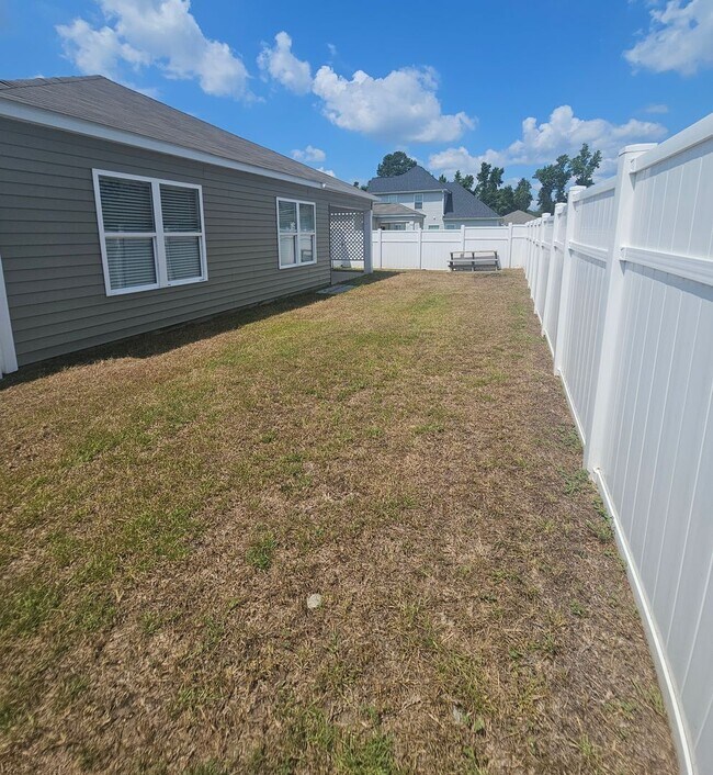 Building Photo - Beautiful 3 Bedroom Home with a Fenced Backyard