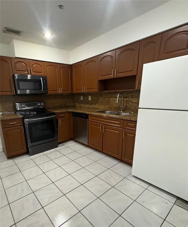Building Photo - 4760 SW 66th Terrace