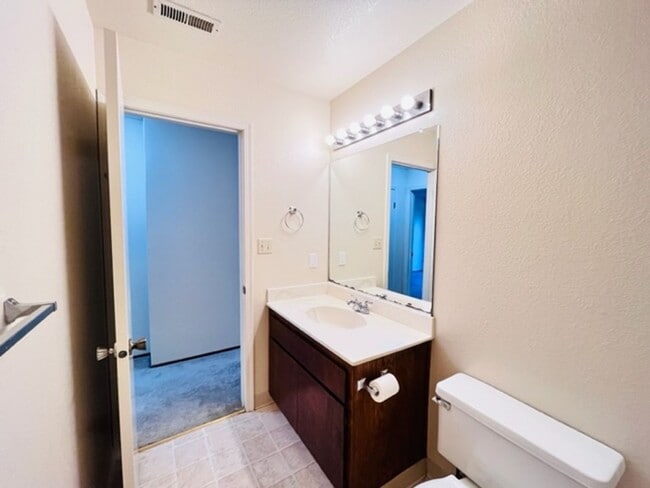 Building Photo - Move-In Ready, 2BD/2BA, Upper-Level, Singl...