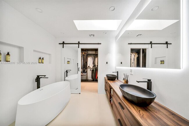 Building Photo - 1010 Placetas Ave