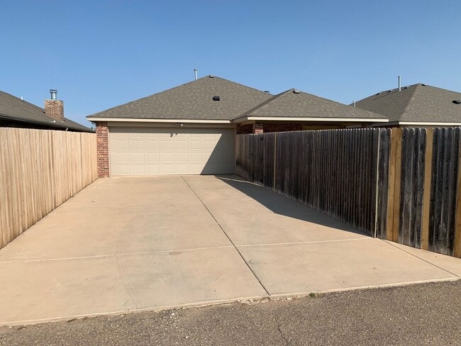 Building Photo - VERY NICE! 2/2/2