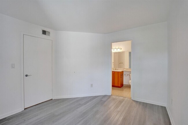 Building Photo - 1050 Crystal Way