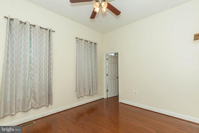 Building Photo - 15 Flag Ct