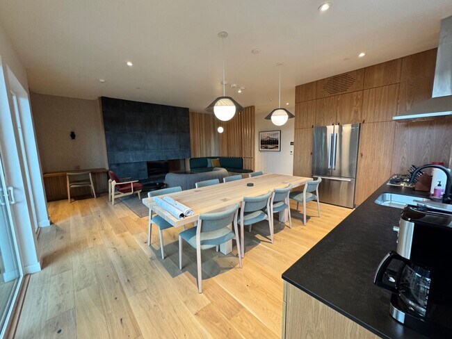 Building Photo - FURNISHED: SPECIAL PRICE 2 MONTHS OFFER - UTILITIES PAID BY OWNER:  NWX tastefully furnished 1 be...