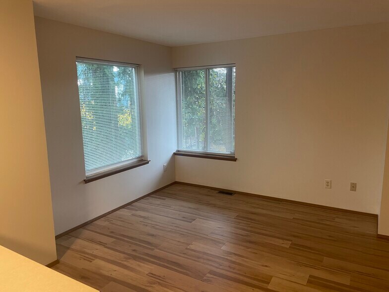 Livingroom - 9741 Woodlawn Ave N