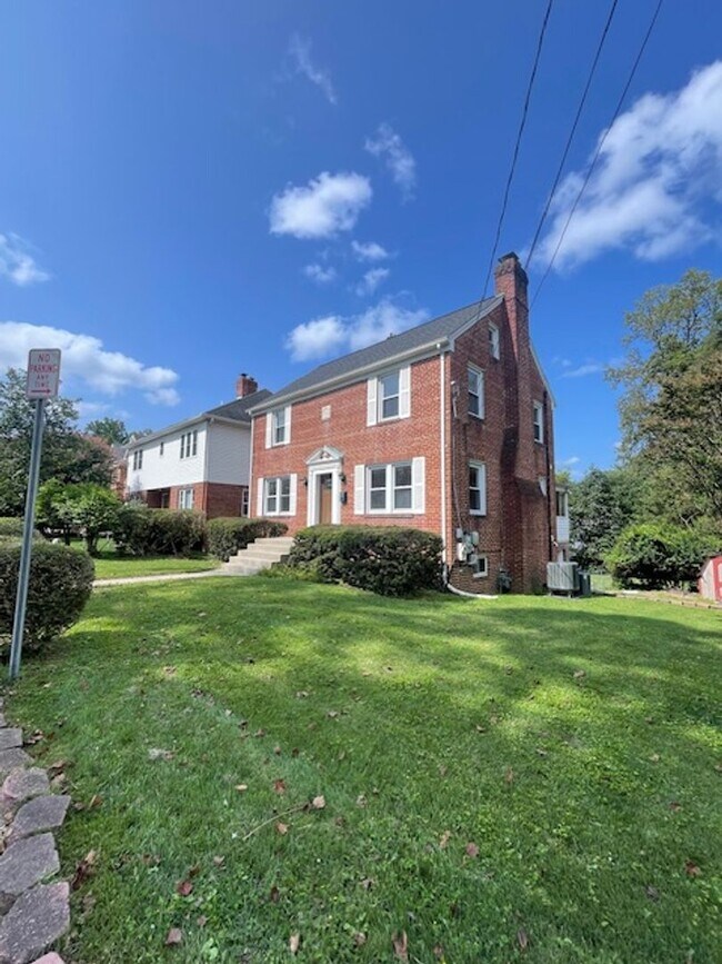 Building Photo - CHARMING BRICK COLONIAL HOME IN ROCKVILLE, CLOSE TO METRO AND ROCKVILLE TOWN CENTER