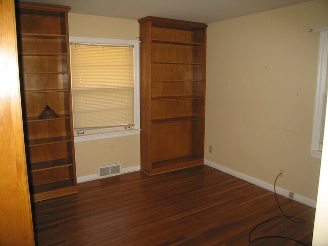 Building Photo - 5055 Howard Pl