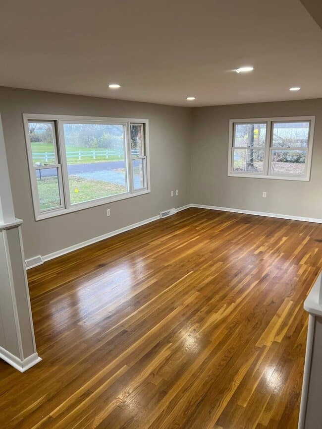 Building Photo - Spacious 4 Bed 1.5 Bath House