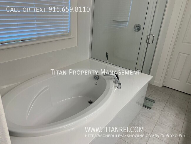 Building Photo - 1033 Oakbriar Cir