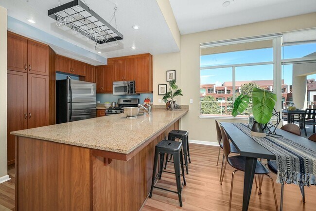 Building Photo - Bright 2 bedroom with open floor plan and spacious terrace!