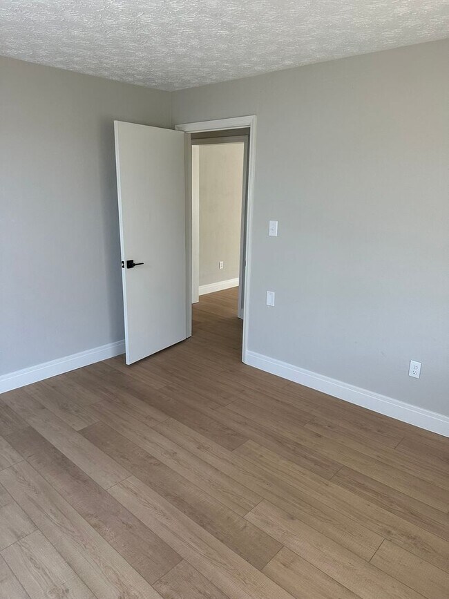Building Photo - Move In Ready 2 Bedroom with Attached Garage!