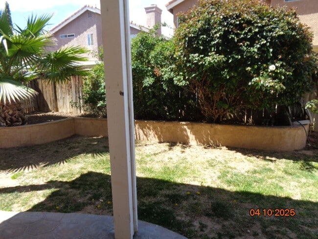Building Photo - Quartz Hill 5 Bedroom 2 Story Pool Home