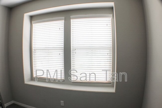 Building Photo - 4754 E Olive Ave