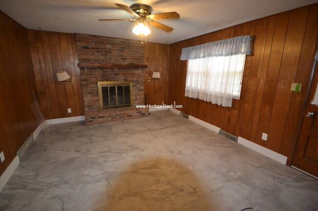 Building Photo - Check out this huge 4 bedroom 2.5 bath hom...