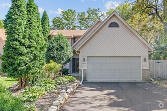 Building Photo - Welcome to Edina’s Best Kept Secret!