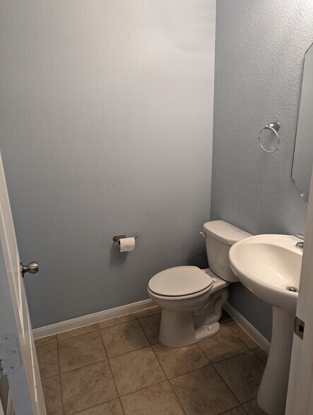 Building Photo - 2880 Donnell Dr