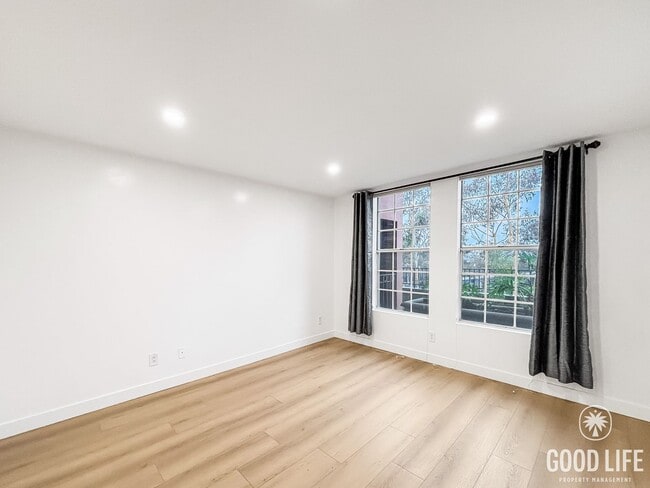 Building Photo - Charming 2BD/2BA Condo in Hillcrest W/ W/D...