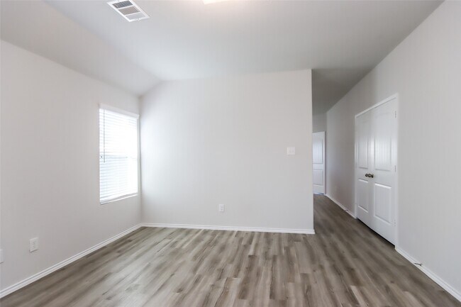 Building Photo - 17430 Linthorne St