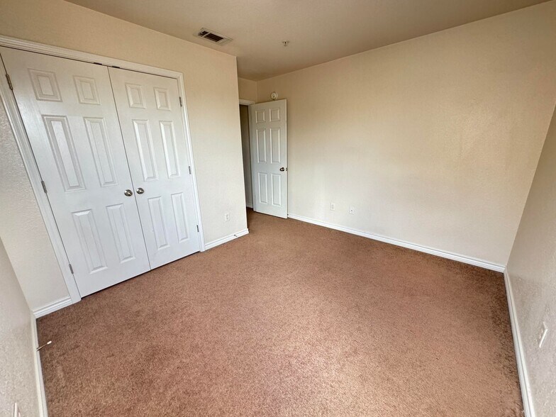 Building Photo - 4002 Cambridge Dr