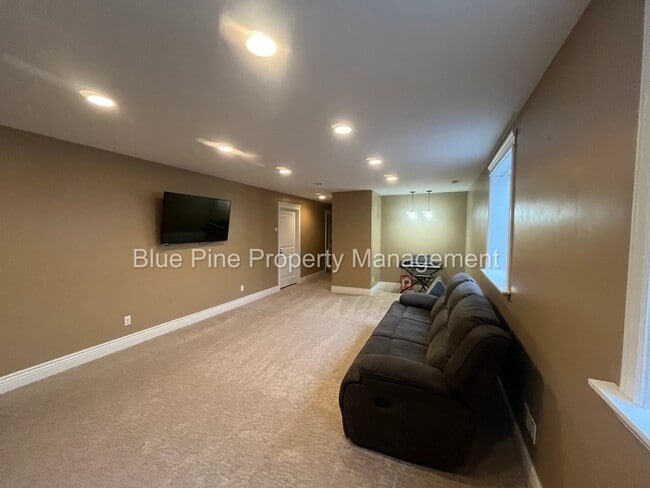 Building Photo - 2717 Mary Dr