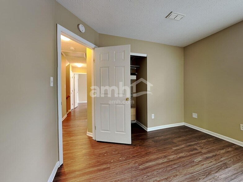 Building Photo - 640 Linden Creek