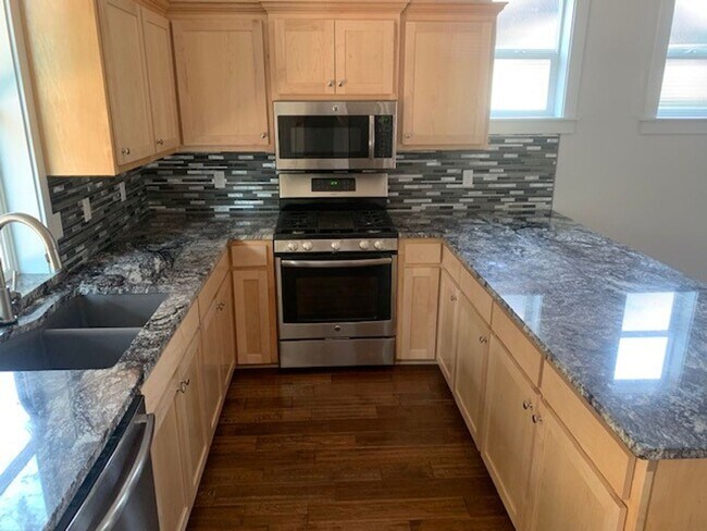 Building Photo - 3 Bed/2.5 Bath Single Family Home in NE Bend