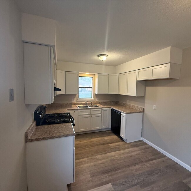 Building Photo - 3 Bedroom 2 bath remodeled Home