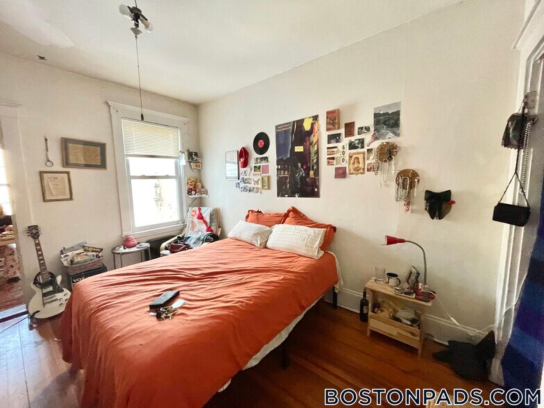 Building Photo - 192 Kelton St