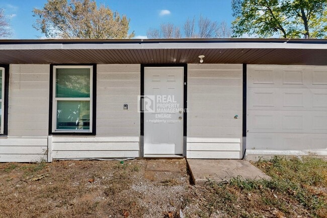 Building Photo - 631 W Baker St