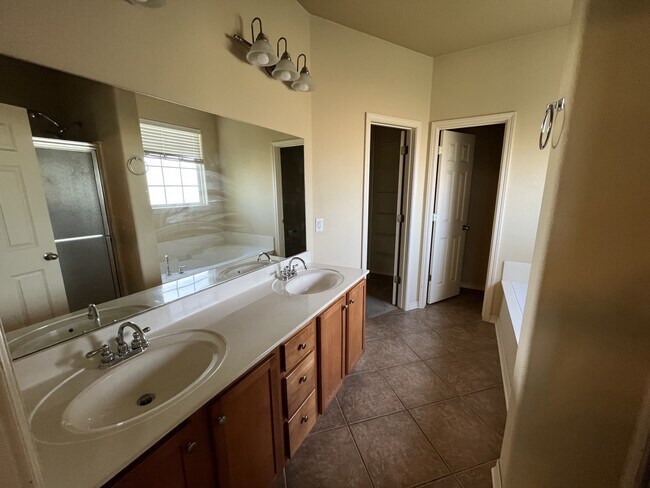 Building Photo - 3101 SW Camden Dr