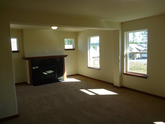 Building Photo - ***PENDING APPLICATION***Impressive Dog Fr...