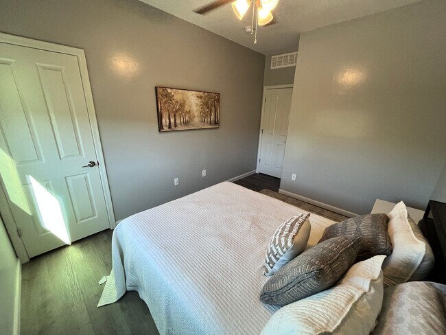 Building Photo - Central- FURNISHED 4 bedroom/ 3 bathroom h...