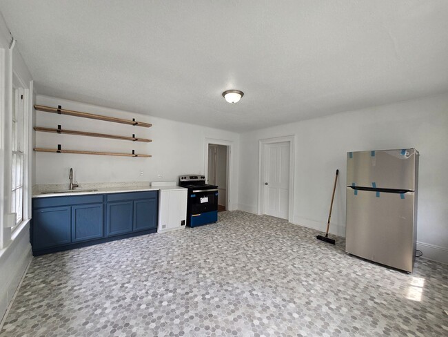 Building Photo - 403 W Hampton Ave