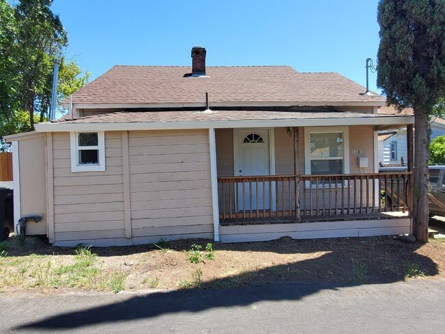 Primary Photo - Charming duplex available Oct 15th.