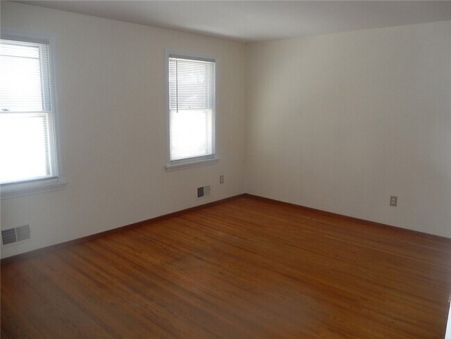 Building Photo - 214 E Spruce St