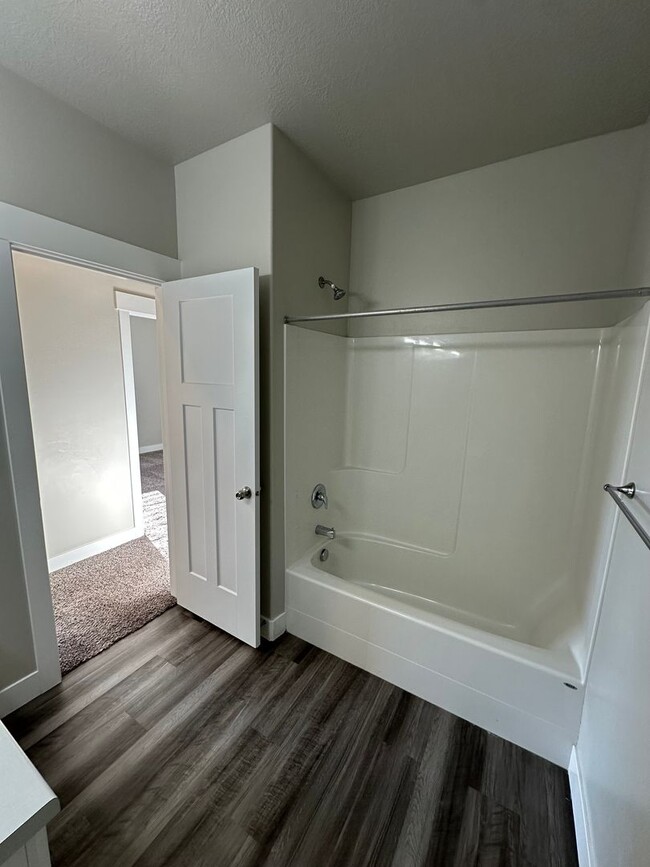 Building Photo - Bright and Modern 3 Bed Condo in Prime Location with Pool & Clubhouse!!