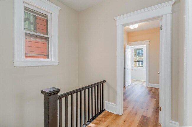 Building Photo - 124 W 54th St