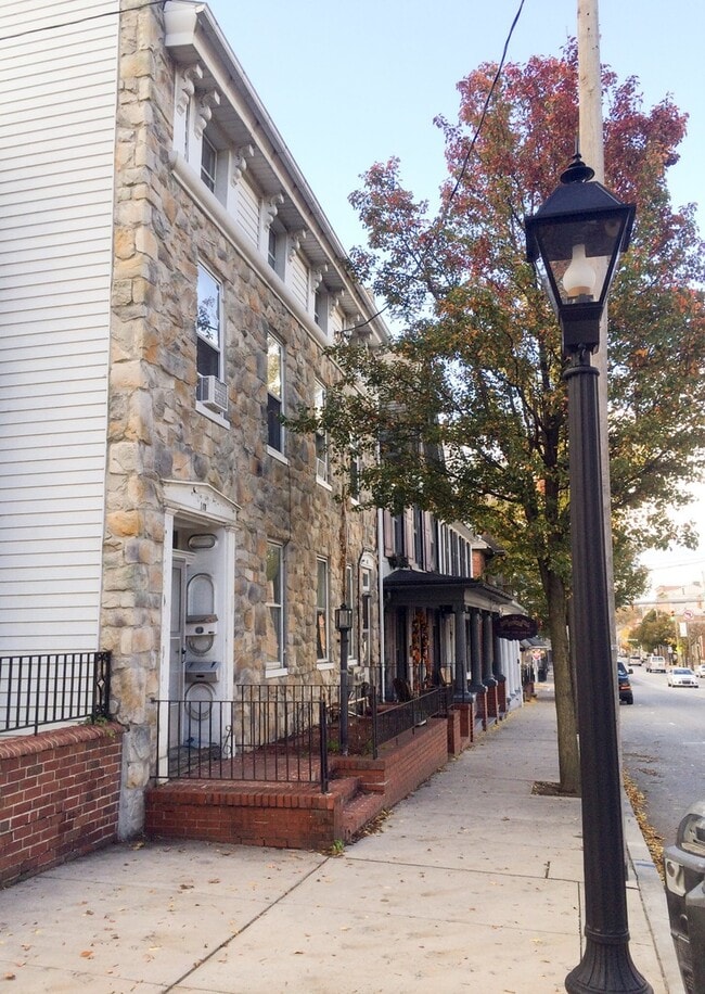 Building Photo - 118 E King St