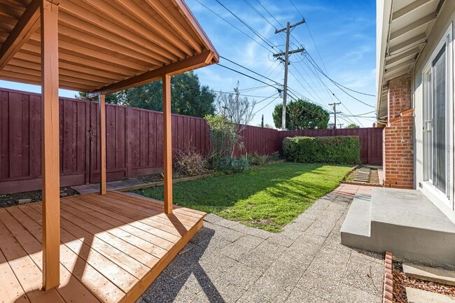 Building Photo - Spacious 4BR/3BA Home in Top-Rated School District!